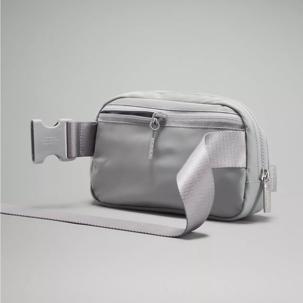 Lululemon Everywhere Belt Bag - Picture 5 of 6